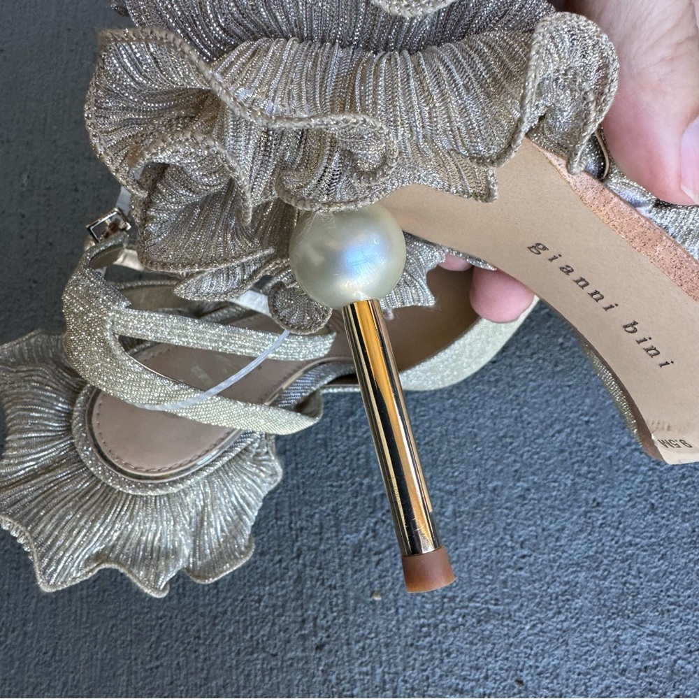 Gianni Bini Bradley Metallic Ruffle Ankle Strap Pumps 9.5M Pearl Heel NWOB - Picture 8 of 11